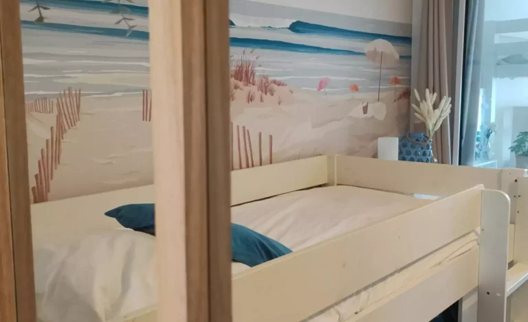 Chambre avec papier peint panoramique bord de mer