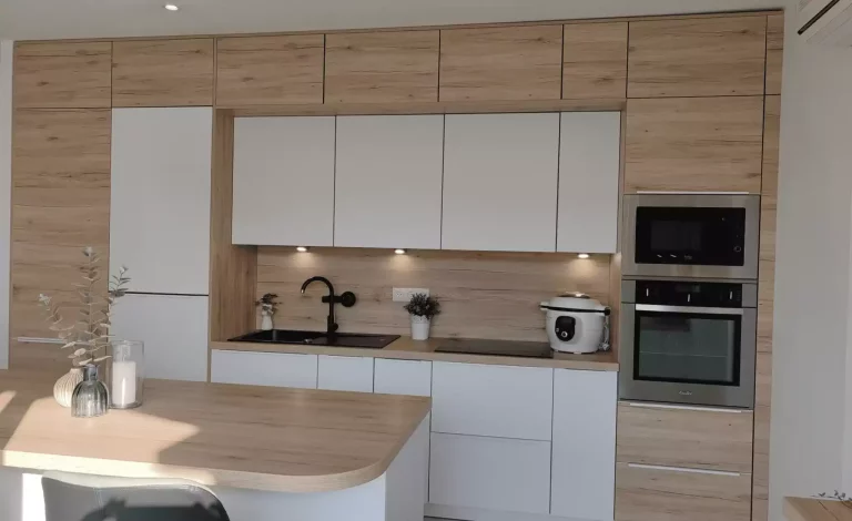 Cuisine contemporaine blanc et bois