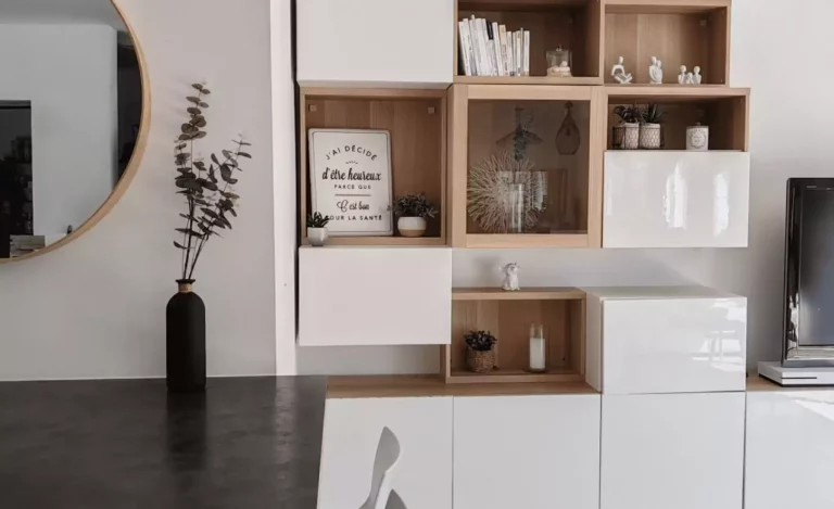 Séjour avec grand meuble de rangement