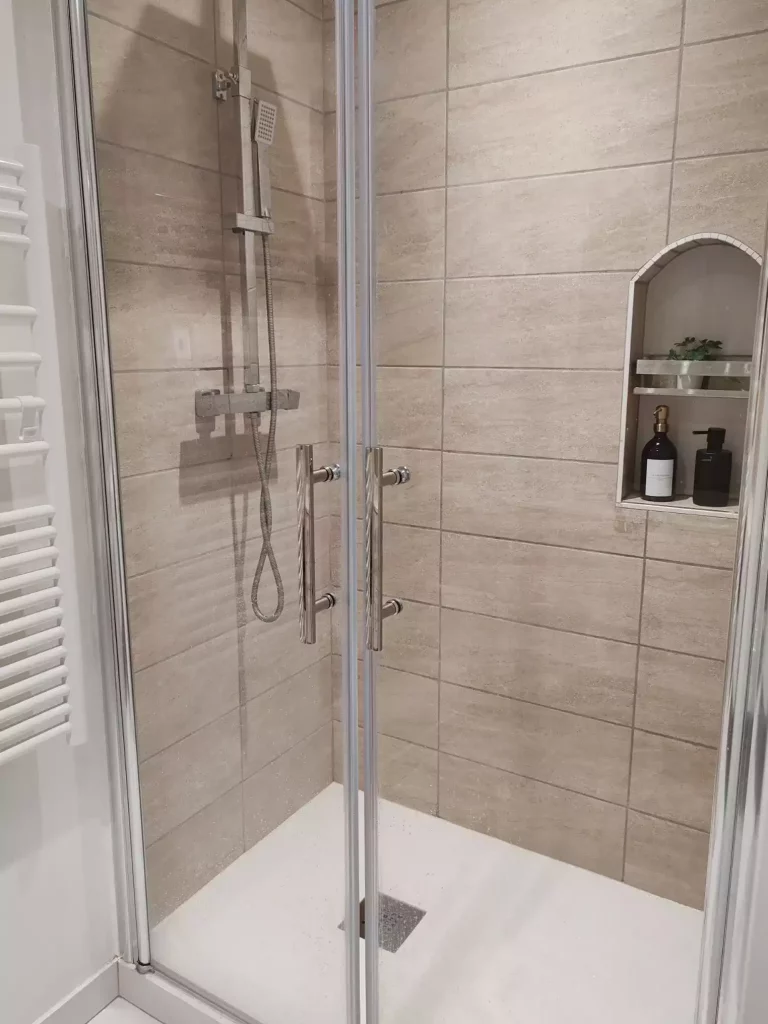 Chambre sous les toits Douche carrelage taupe avec niche et sèche serviette