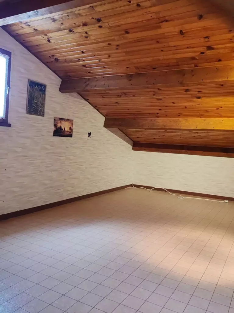 Chambre sous les toits Chambre sous les toits lambris au plafond