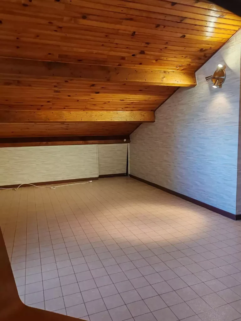 Chambre sous les toits Chambre sous les toits lambris au plafond