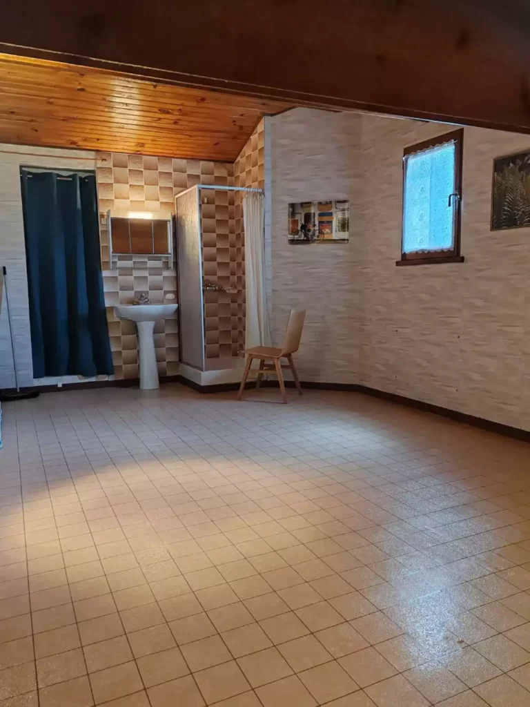 Chambre sous les toits Salle d'eau sous les toits année 70
