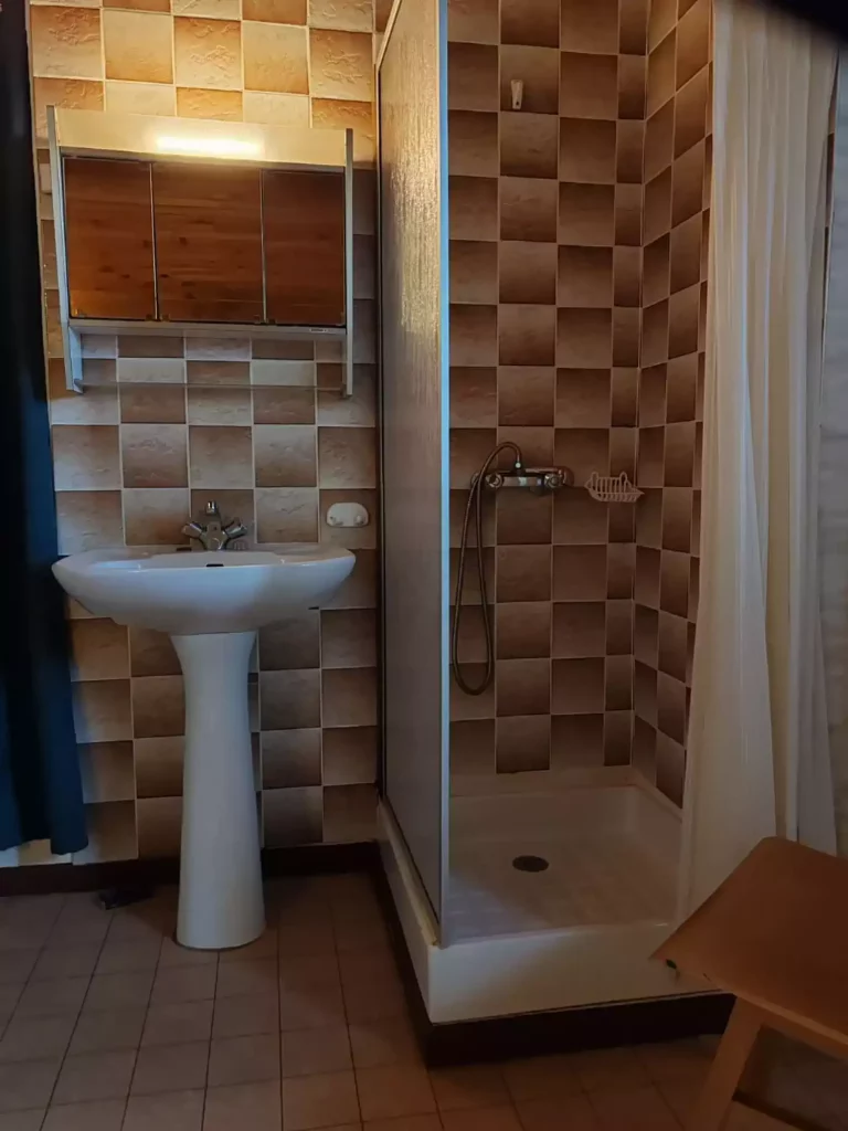 Chambre sous les toits Salle d'eau année 70